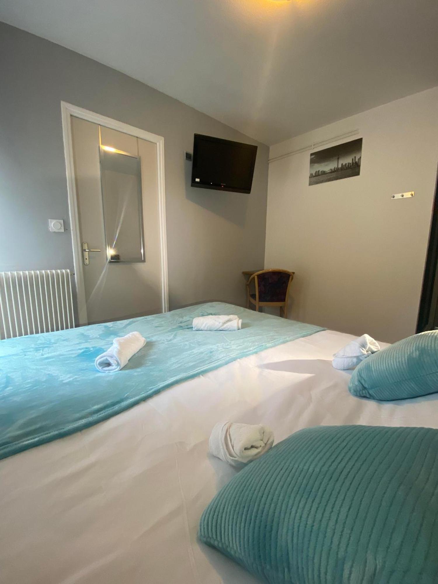 Hotel Du Cerf La Guerche-sur-l'Aubois Pokój zdjęcie